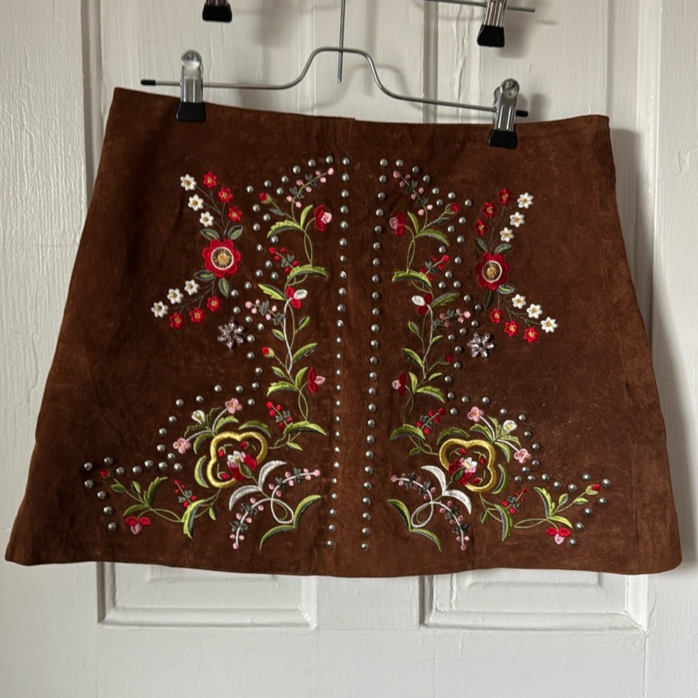 Beautiful suede mini skirt - embroidery on the front